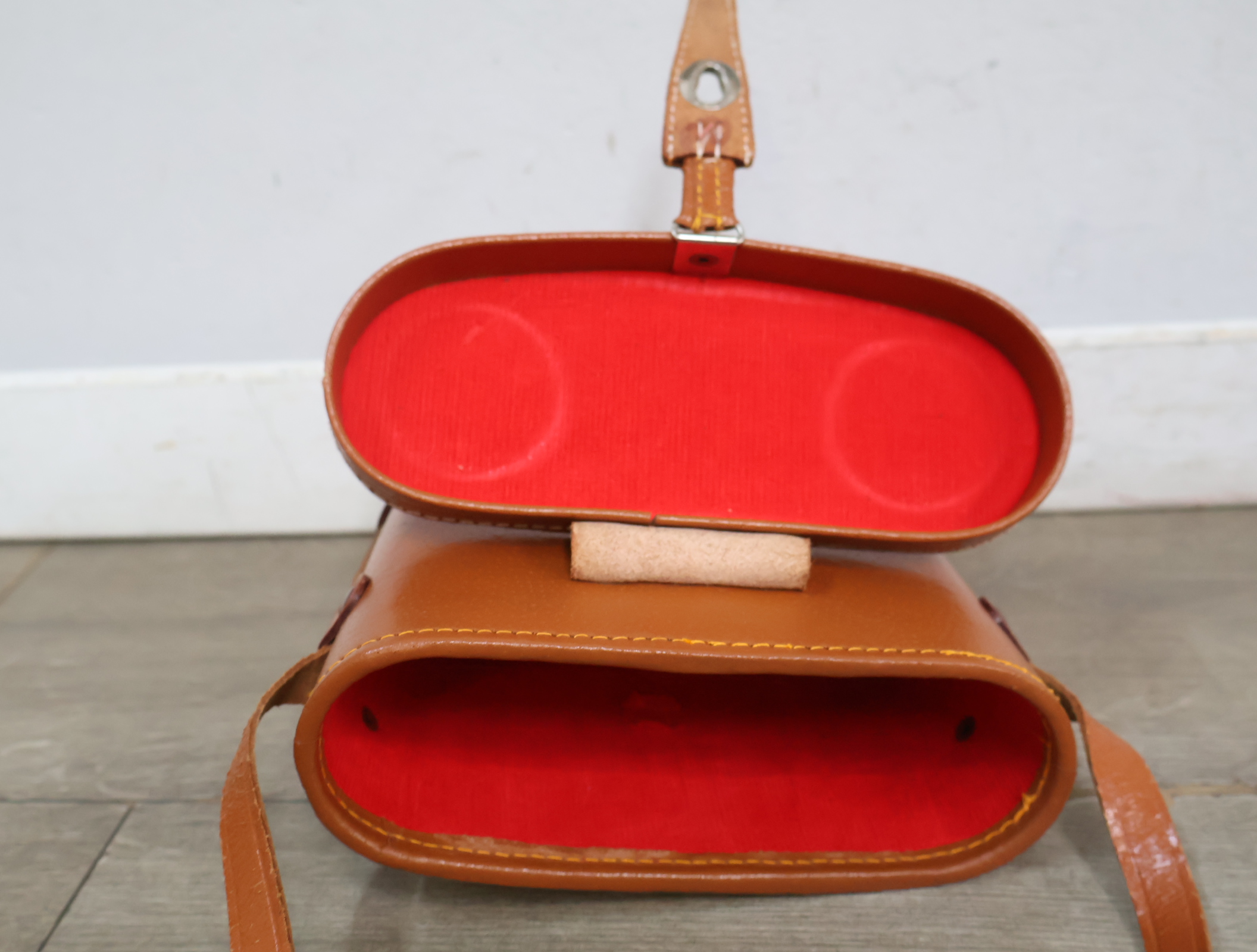 Carton verrekijker 8x40 - met etui – foto 13 – kavel bij GSD Auctions, Zoeterwoude