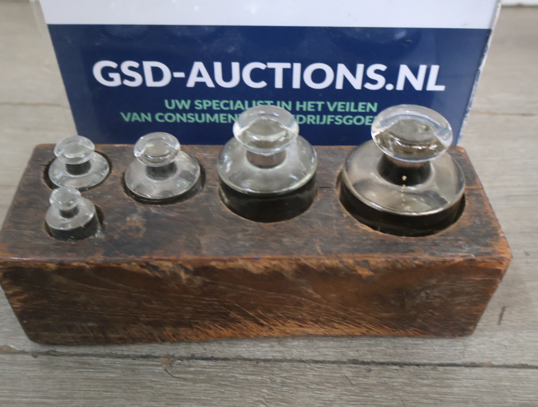 Vintage glazen gewichten met houten houder – kavel bij GSD Auctions, Zoeterwoude