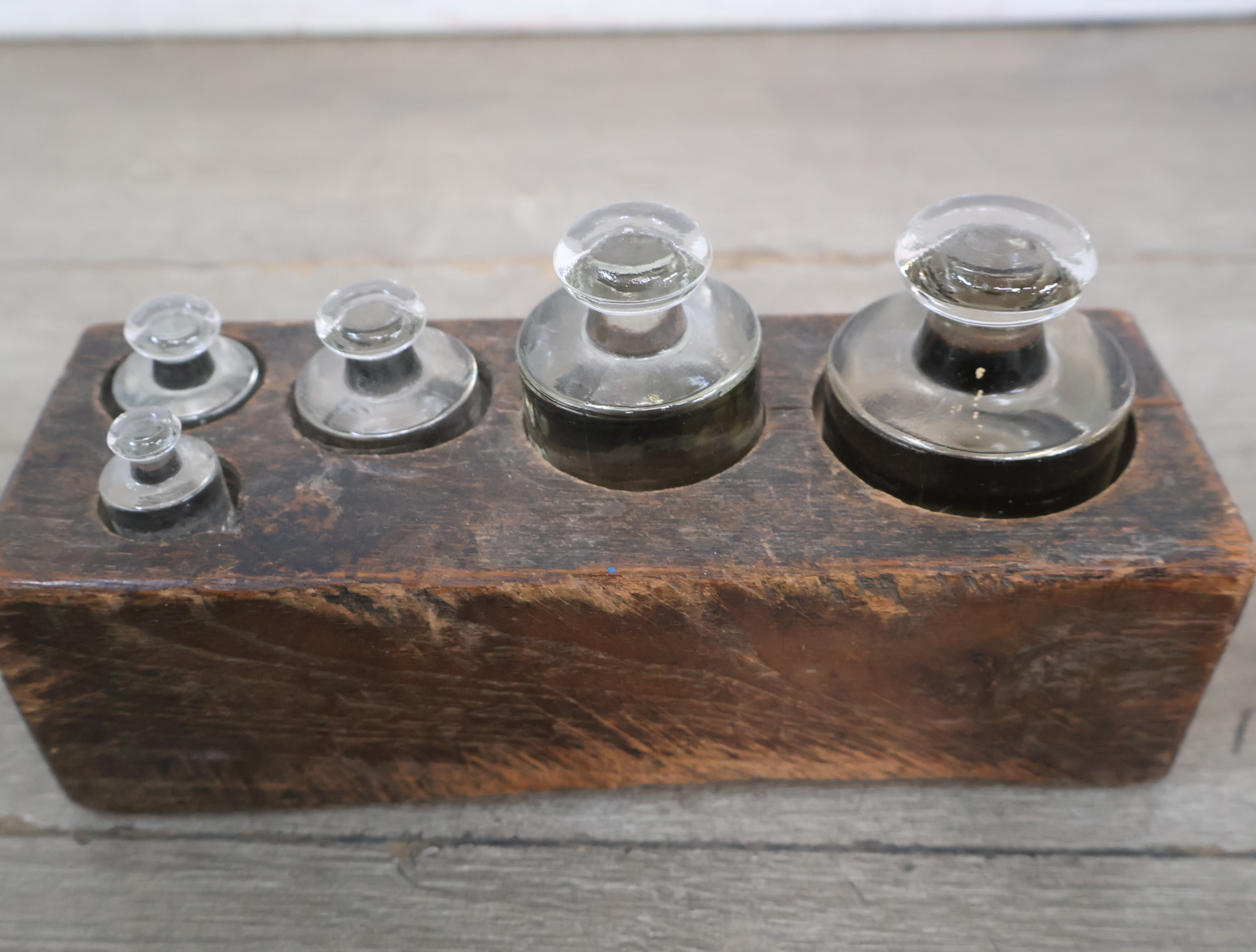Vintage glazen gewichten met houten houder – foto 2 – kavel bij GSD Auctions, Zoeterwoude