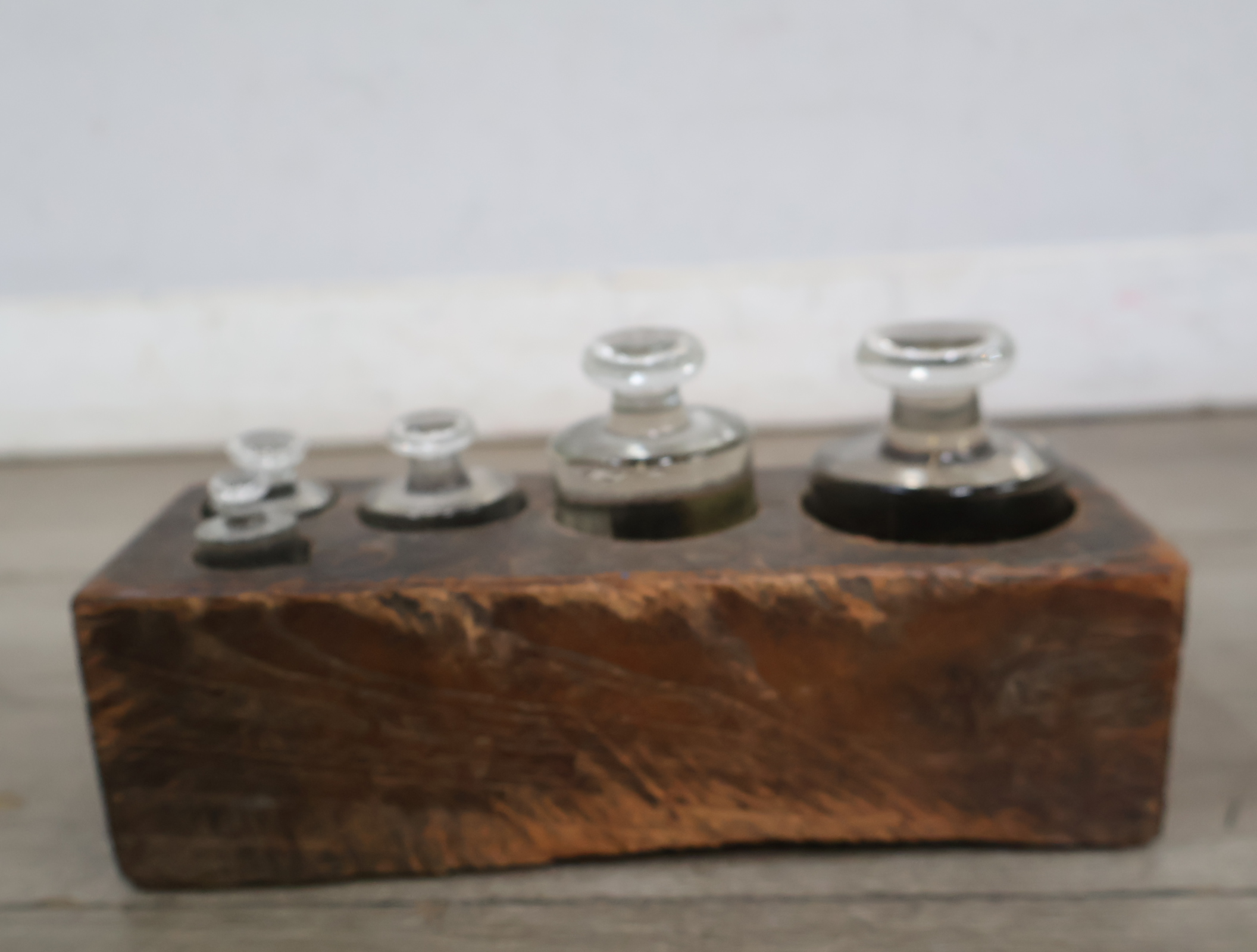 Vintage glazen gewichten met houten houder – foto 3 – kavel bij GSD Auctions, Zoeterwoude
