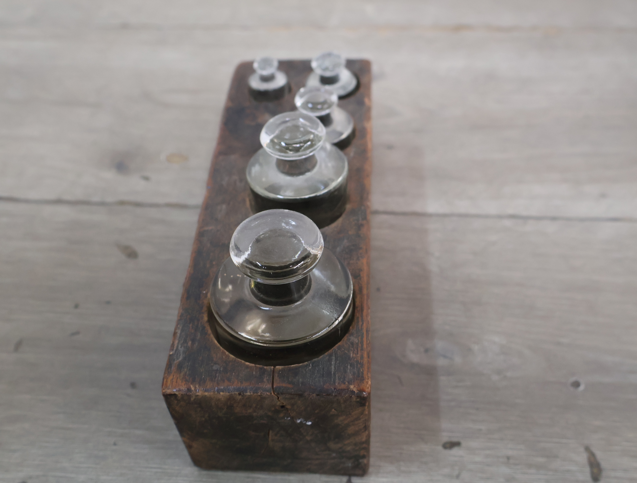 Vintage glazen gewichten met houten houder – foto 4 – kavel bij GSD Auctions, Zoeterwoude