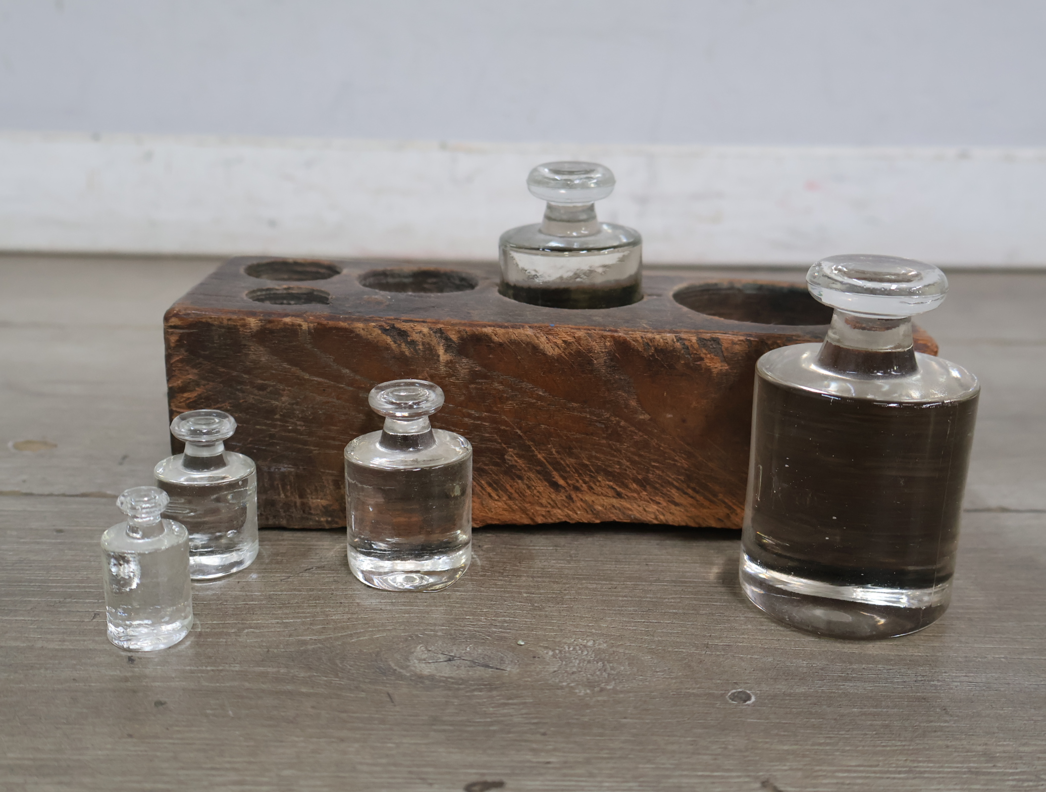 Vintage glazen gewichten met houten houder – foto 5 – kavel bij GSD Auctions, Zoeterwoude