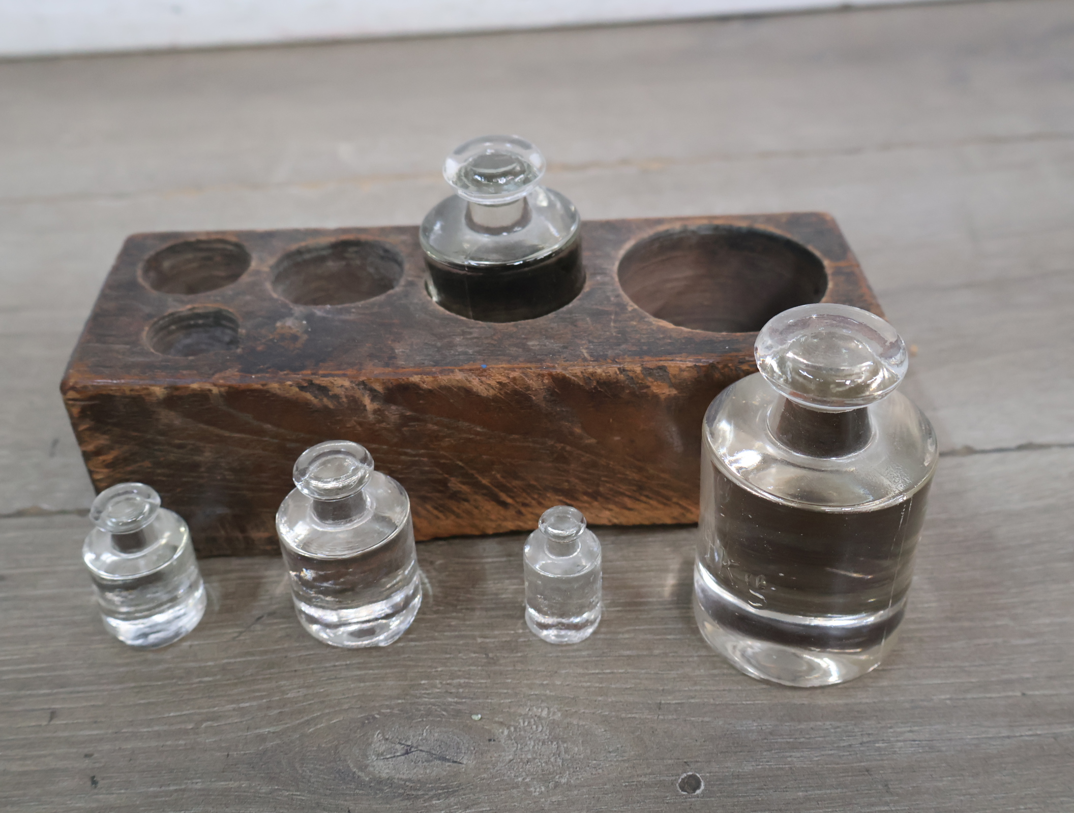 Vintage glazen gewichten met houten houder – foto 6 – kavel bij GSD Auctions, Zoeterwoude