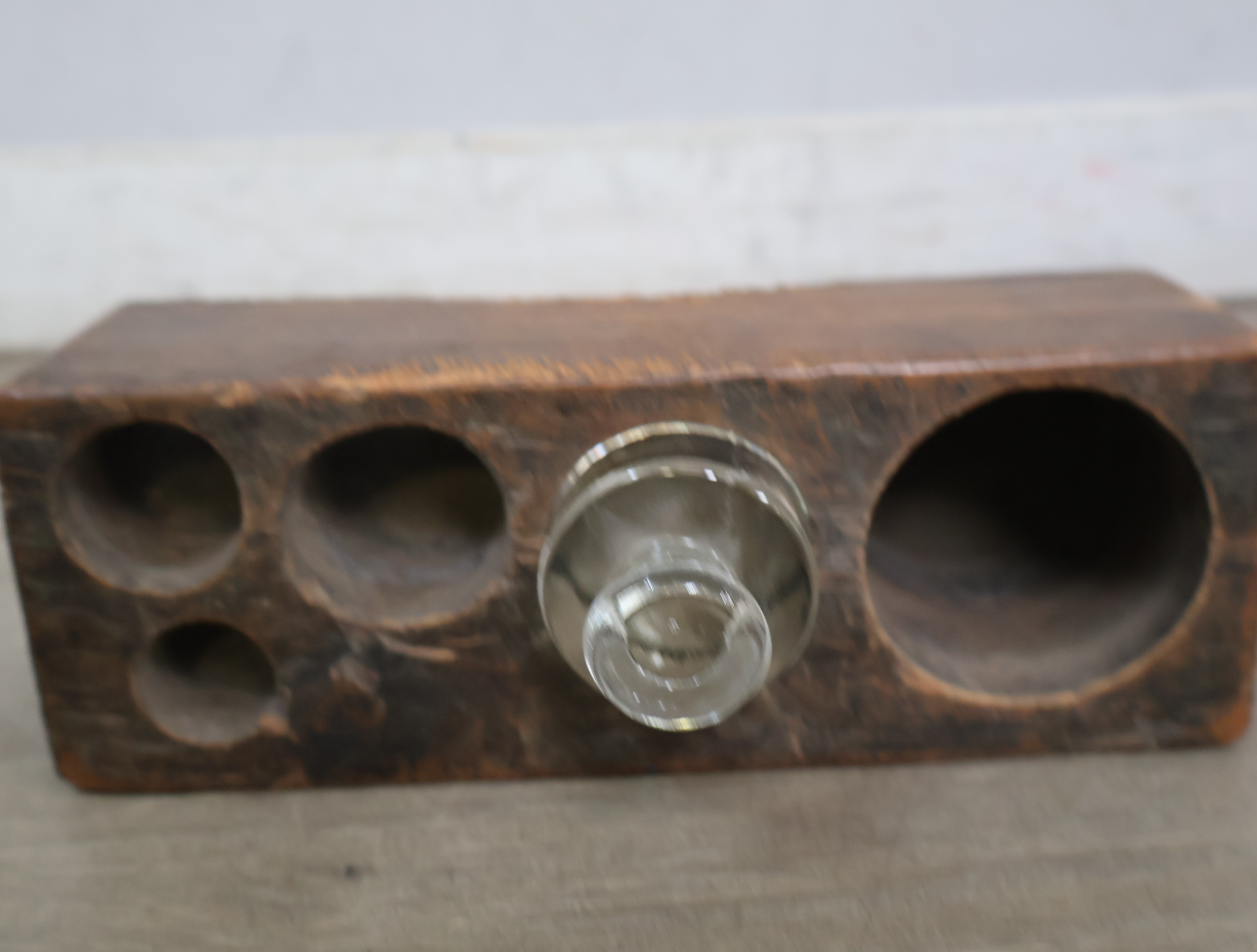 Vintage glazen gewichten met houten houder – foto 7 – kavel bij GSD Auctions, Zoeterwoude