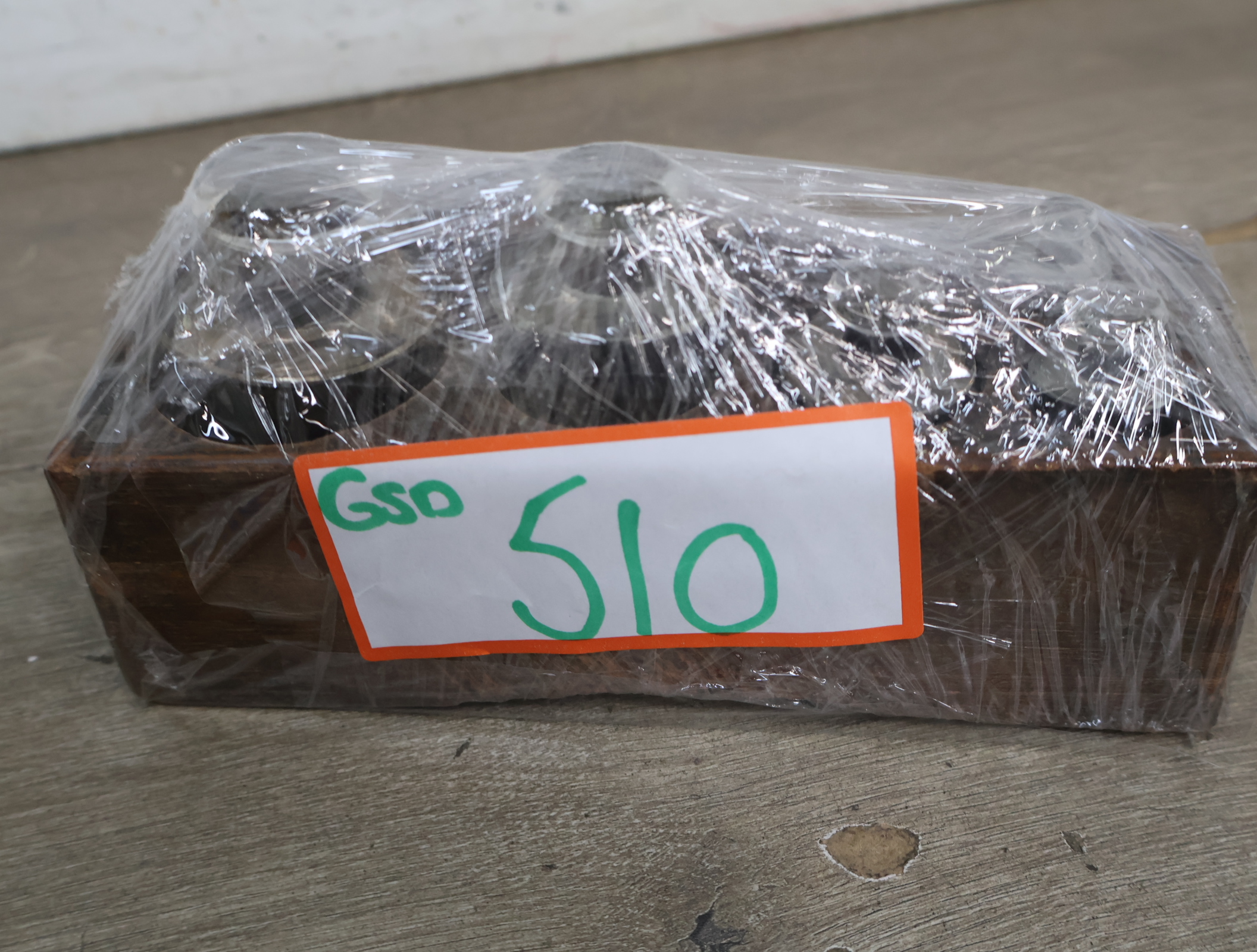 Vintage glazen gewichten met houten houder – foto 15 – kavel bij GSD Auctions, Zoeterwoude