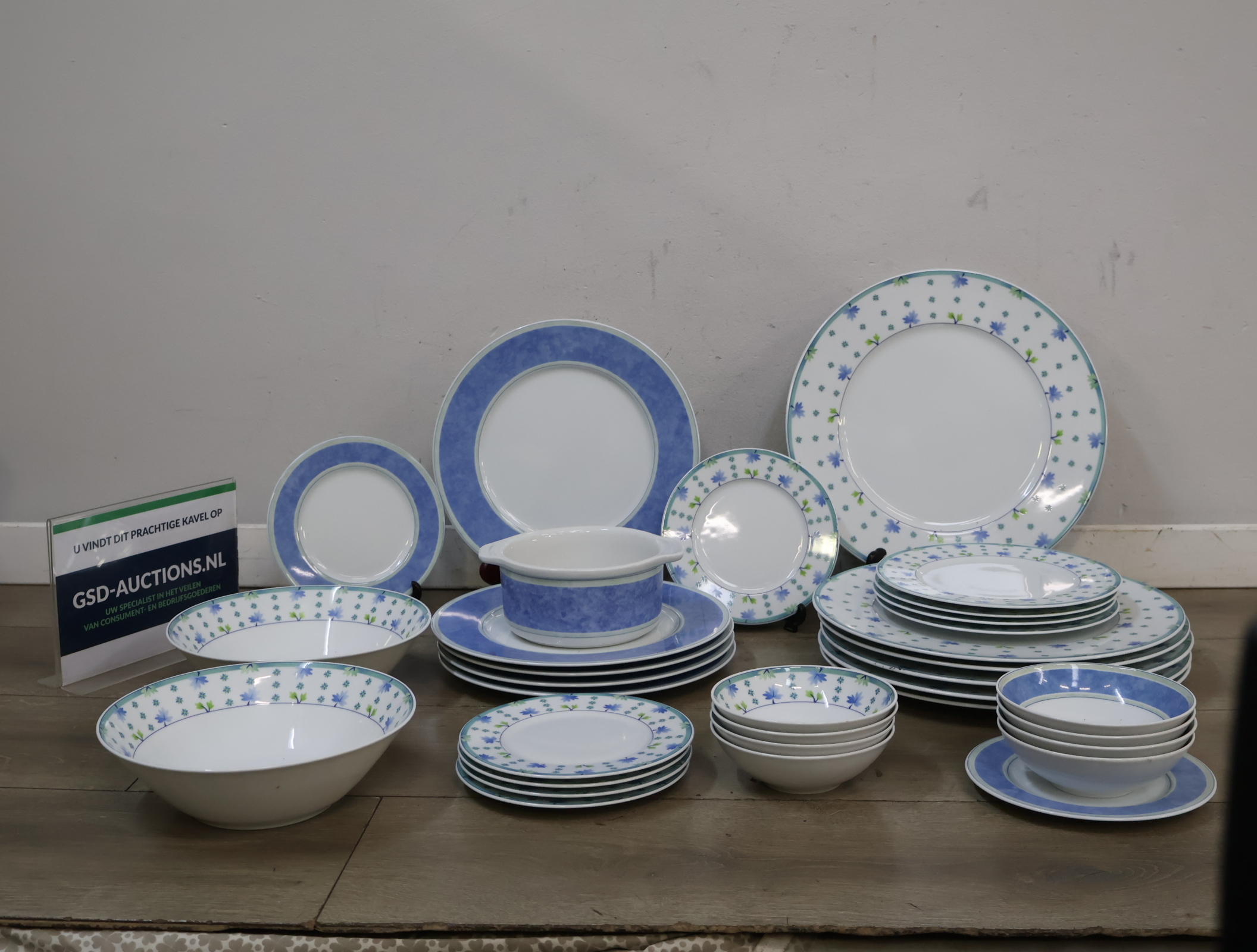Serviesset met blauw bloemmotief – foto 2 – kavel bij GSD Auctions, Zoeterwoude