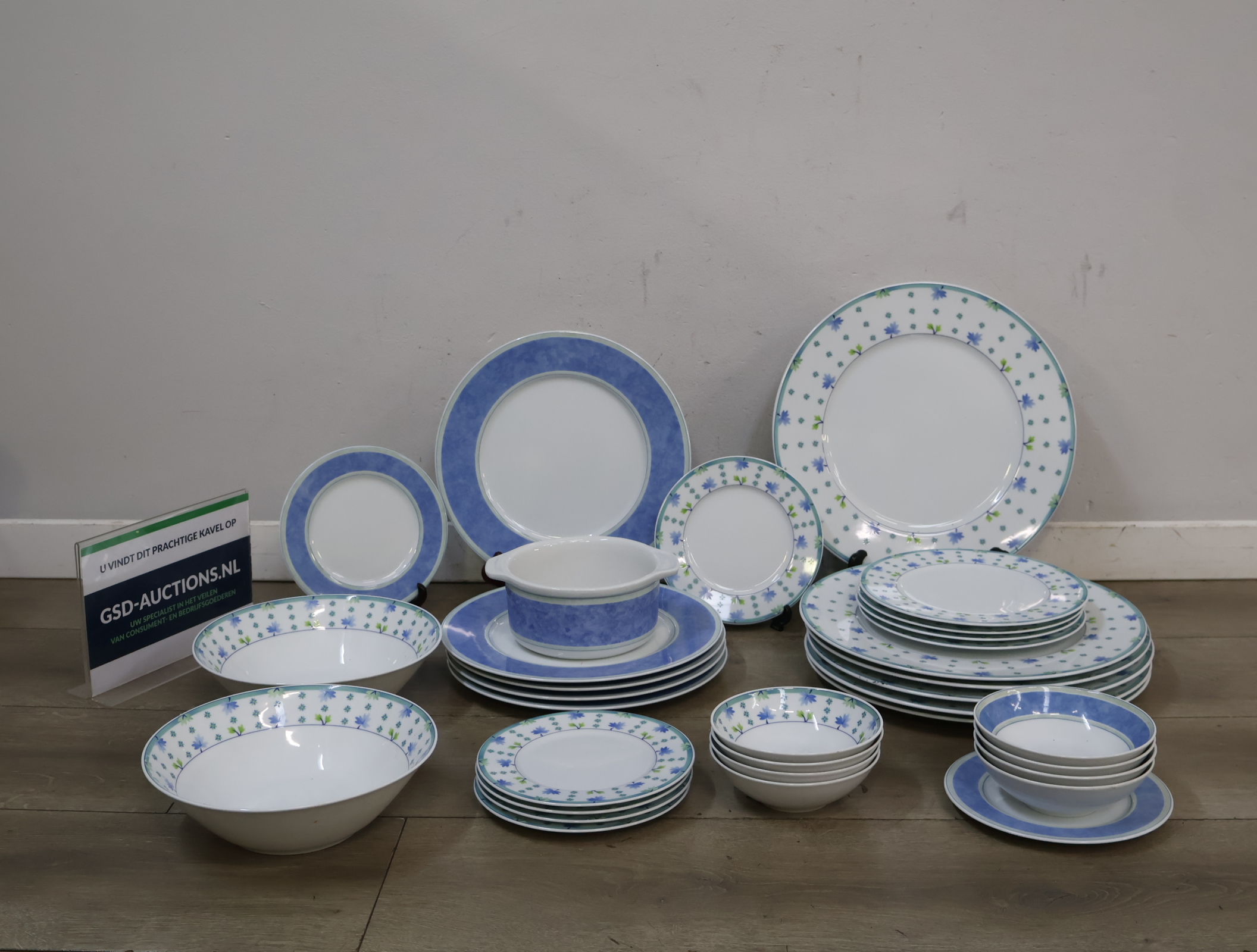Serviesset met blauw bloemmotief – foto 3 – kavel bij GSD Auctions, Zoeterwoude