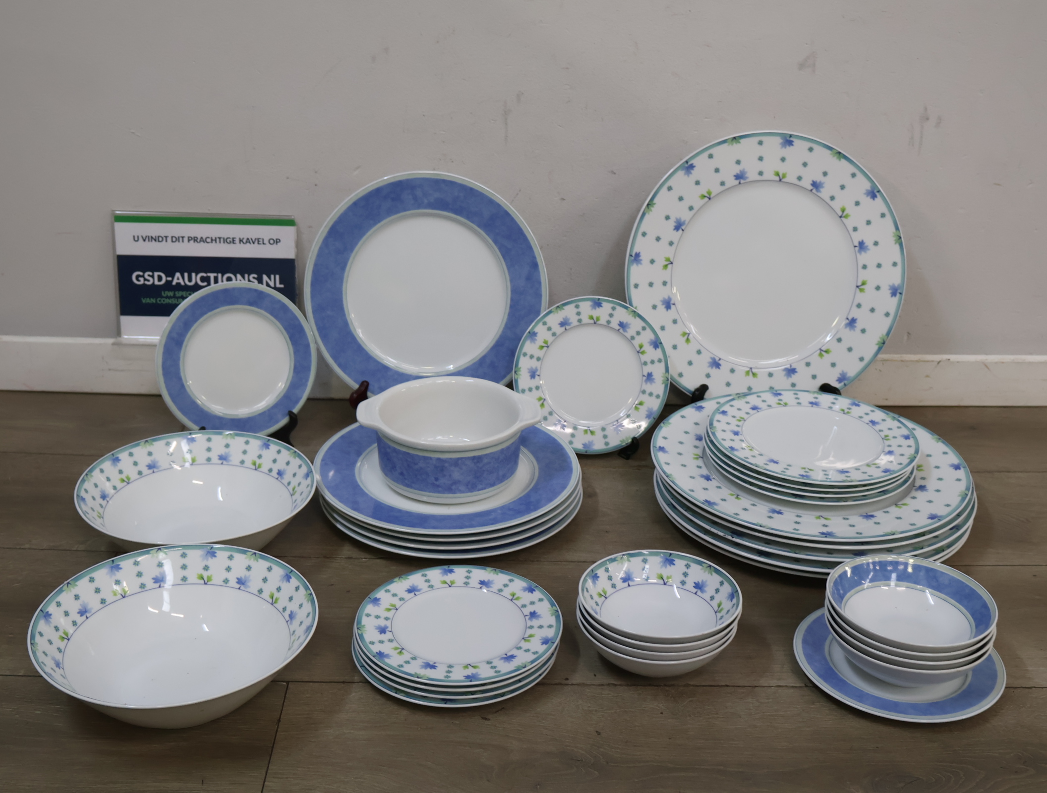 Serviesset met blauw bloemmotief – foto 4 – kavel bij GSD Auctions, Zoeterwoude