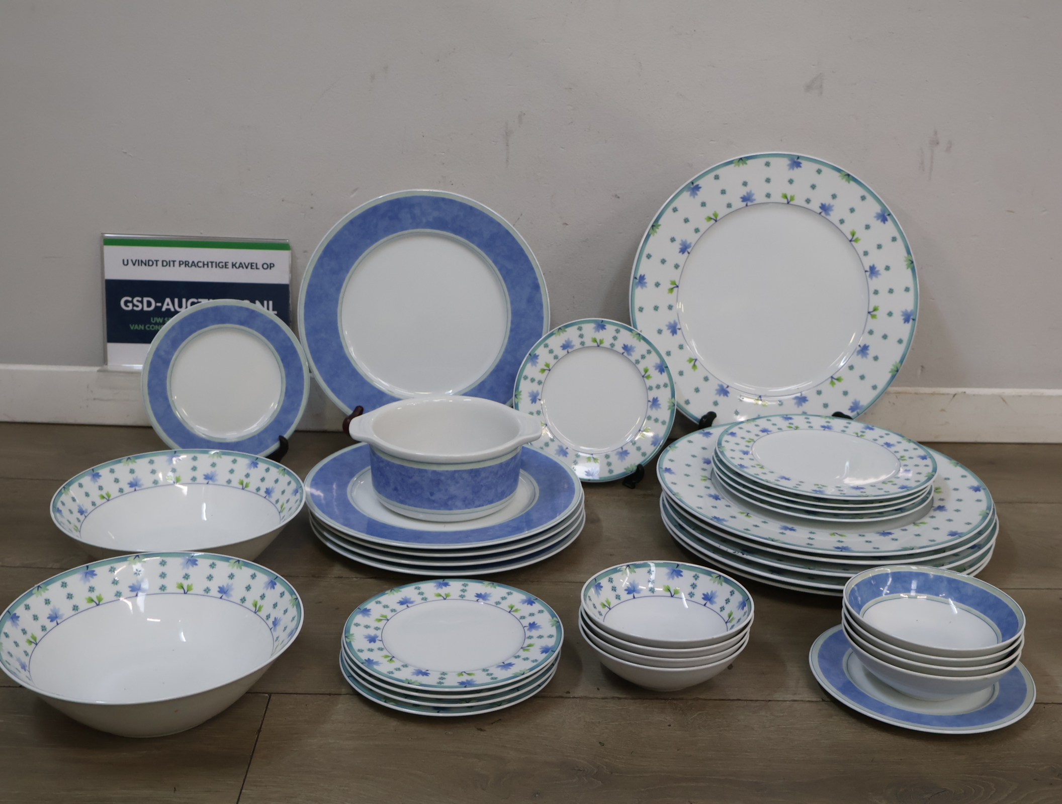 Serviesset met blauw bloemmotief – foto 5 – kavel bij GSD Auctions, Zoeterwoude