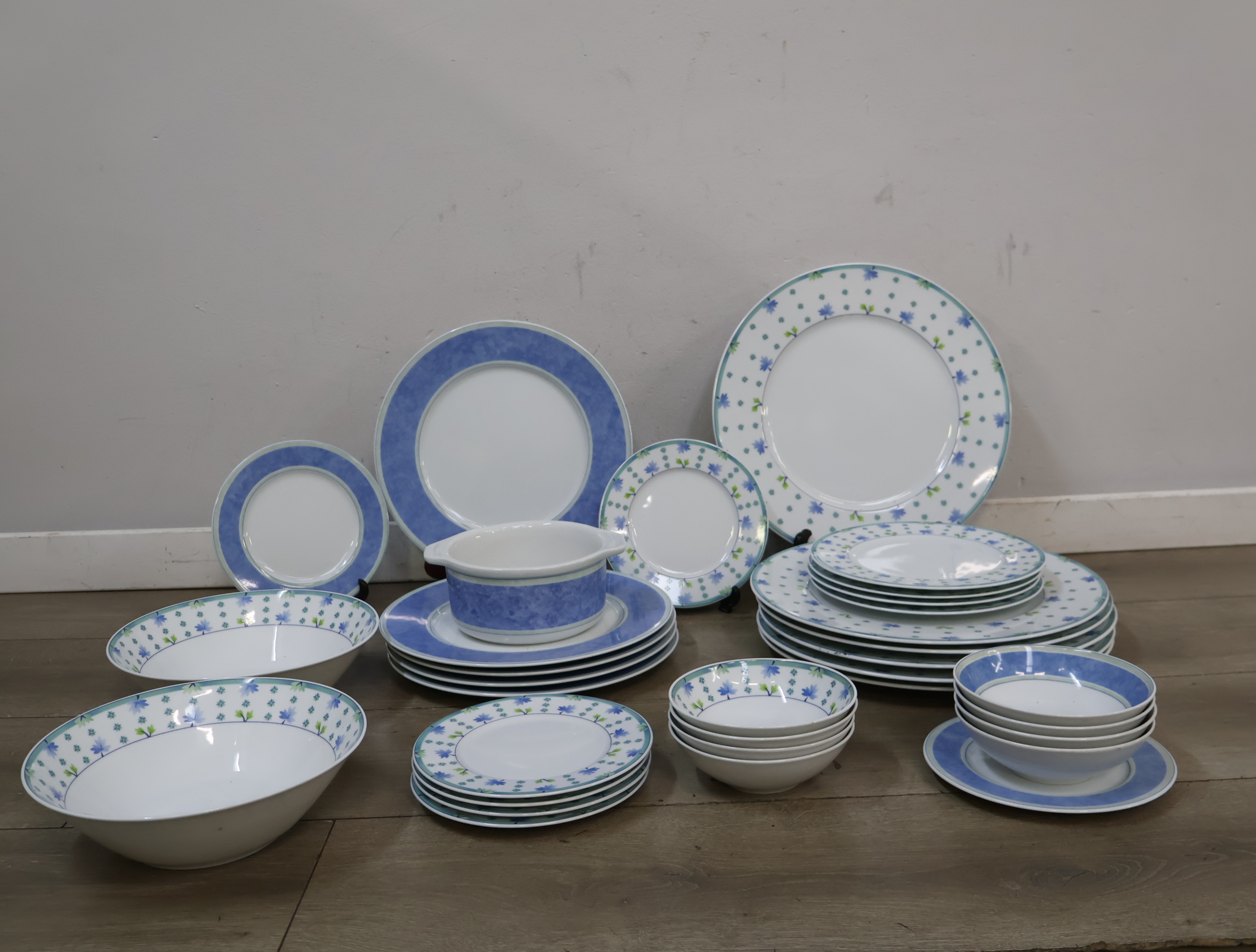 Serviesset met blauw bloemmotief – foto 6 – kavel bij GSD Auctions, Zoeterwoude