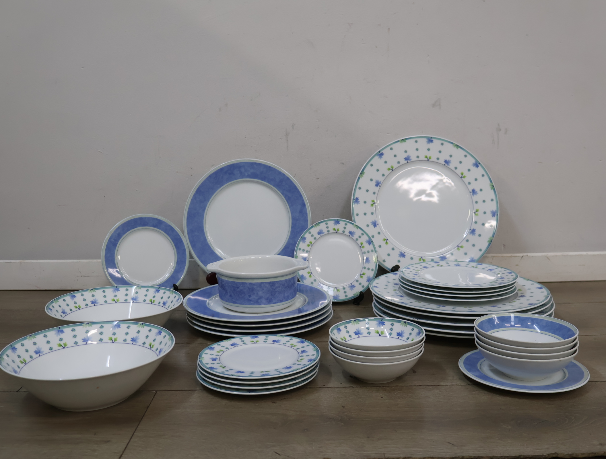 Serviesset met blauw bloemmotief – foto 7 – kavel bij GSD Auctions, Zoeterwoude