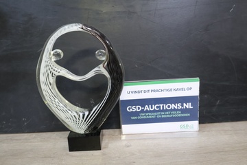 Afbeelding van Design glazen sculptuur op zwart voetstuk