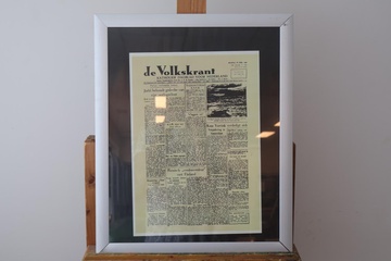 Afbeelding van Ingelijste replica voorpagina De Volkskrant 1946