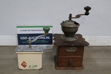 Afbeelding van Set van twee vintage handmatige koffiemolens