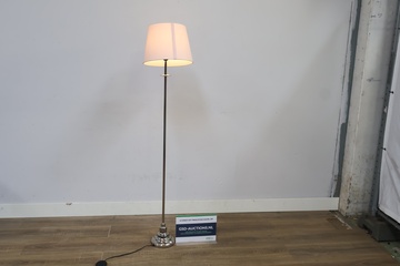 Afbeelding van landelijke vloerlamp met witte kap