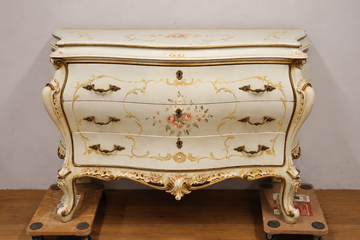 Afbeelding van Antieke commode in Rococo stijl