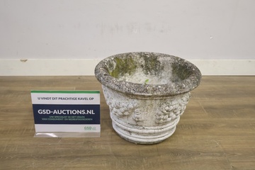 Afbeelding van Brocante stenen plantenbak met druivenmotief