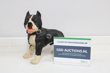 Afbeelding van Beeld van zittende hond met leren tuig