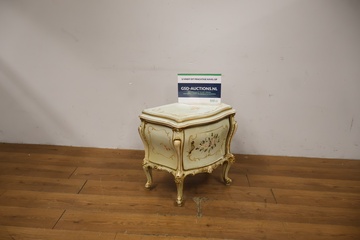 Afbeelding van Klassieke buikkast in rococo stijl