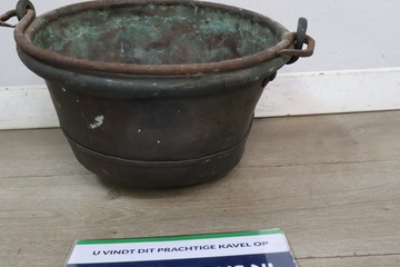 Afbeelding van Antieke koperen ketel met handvat