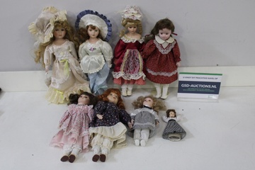 Afbeelding van Set van acht vintage porseleinen poppen met kleding