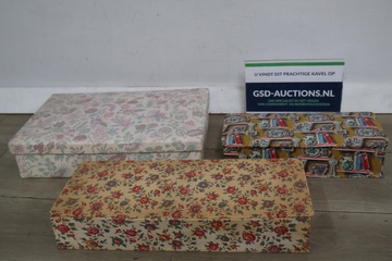 Afbeelding van Set van drie decoratieve dozens met bloemmotief