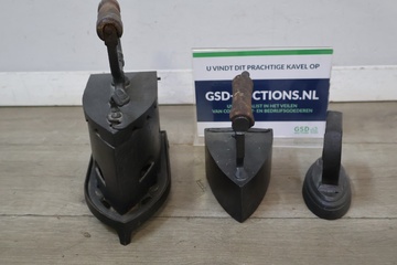 Afbeelding van Set van 3 Antieke kolenstrijkijzers