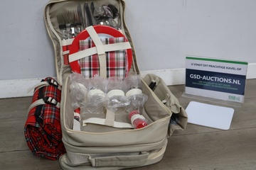 Afbeelding van Picknickset met bestek, borden en glazen in beige tas