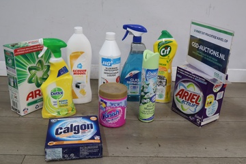 Afbeelding van Diverse schoonmaakmiddelen inclusief Ariel en Dettol