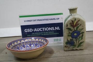 Afbeelding van Antiek Perzisch Qajar-keramiekflesje met deco schaal