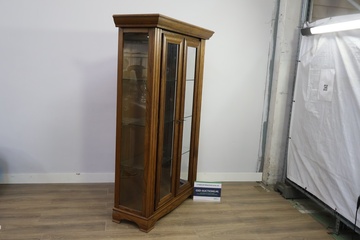 Afbeelding van Vitrinekast van hout met glazen deuren & planken