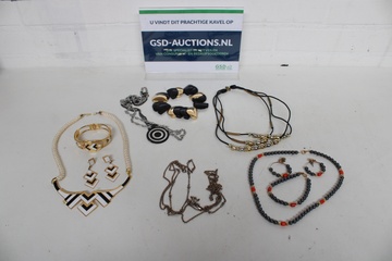 Afbeelding van Mix van sieraden en kettingen