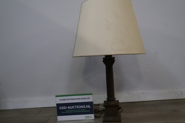 Afbeelding van Brocante Tafellamp met beige lampenkap
