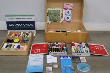 Afbeelding van Houten naaidoos met Garen