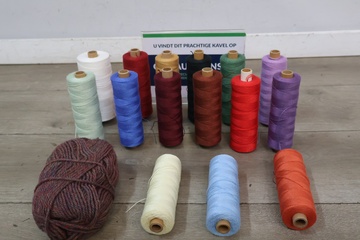 Afbeelding van Set garenklossen en bol wol in diverse kleuren