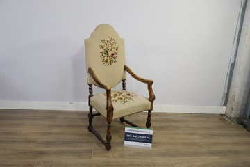 Afbeelding van Antieke armstoel met geborduurde bekleding