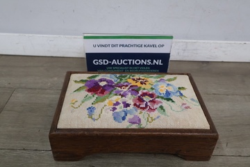 Afbeelding van Vintage geborduurde voetenbank met bloemenmotief