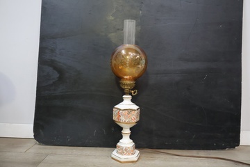 Afbeelding van Antieke olielamp met porseleinen voet