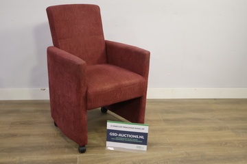 Afbeelding van Rode stoffen fauteuil op wieltjes