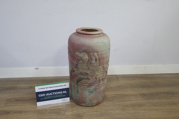 Afbeelding van Decoratieve grote vaas met ruiter reliëf - 70 cm