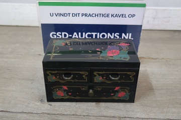 Afbeelding van Decoratief houten sieradenkastje met lades