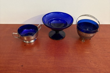 Afbeelding van Blauwe glas in verzilverde houders