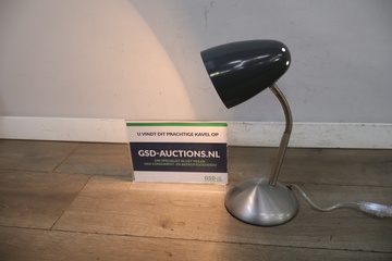 Afbeelding van Moderne bureaulamp met metalen voet