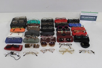 Afbeelding van Collectie diverse brilframes met etuis