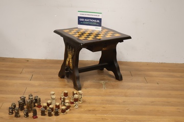 Afbeelding van Houten schaaktafel met handgesneden schaakstukken