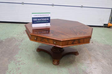 Afbeelding van Wortelnotenhouten salontafel met lade