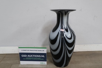 Afbeelding van Zwart-witte glazen vaas met golvend patroon