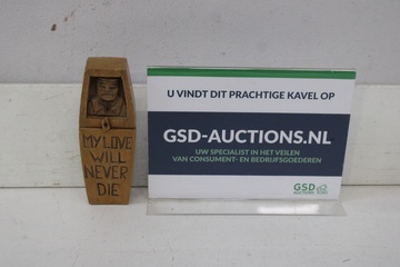 Afbeelding van Houten beeld met opschrift "My Love Will Never Die"