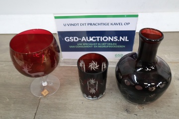 Afbeelding van Set van rood kristallen glaswerk met gravures