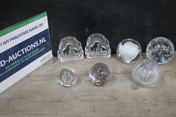 Afbeelding van Set glasobjecten en papiergewichten